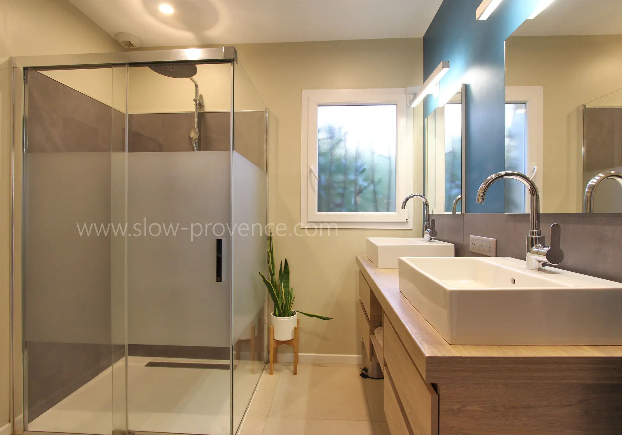 Salle de douche de la chambre 1