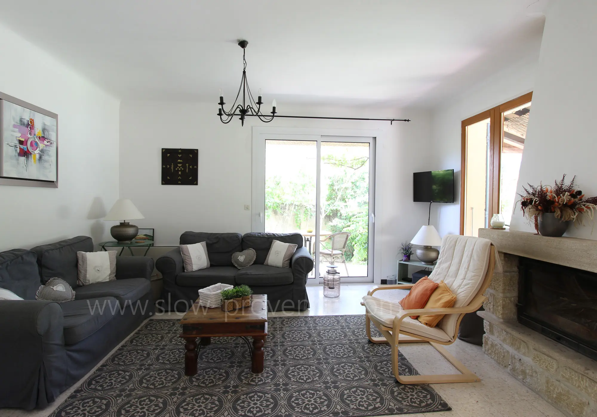 Salon confortable et lumineux