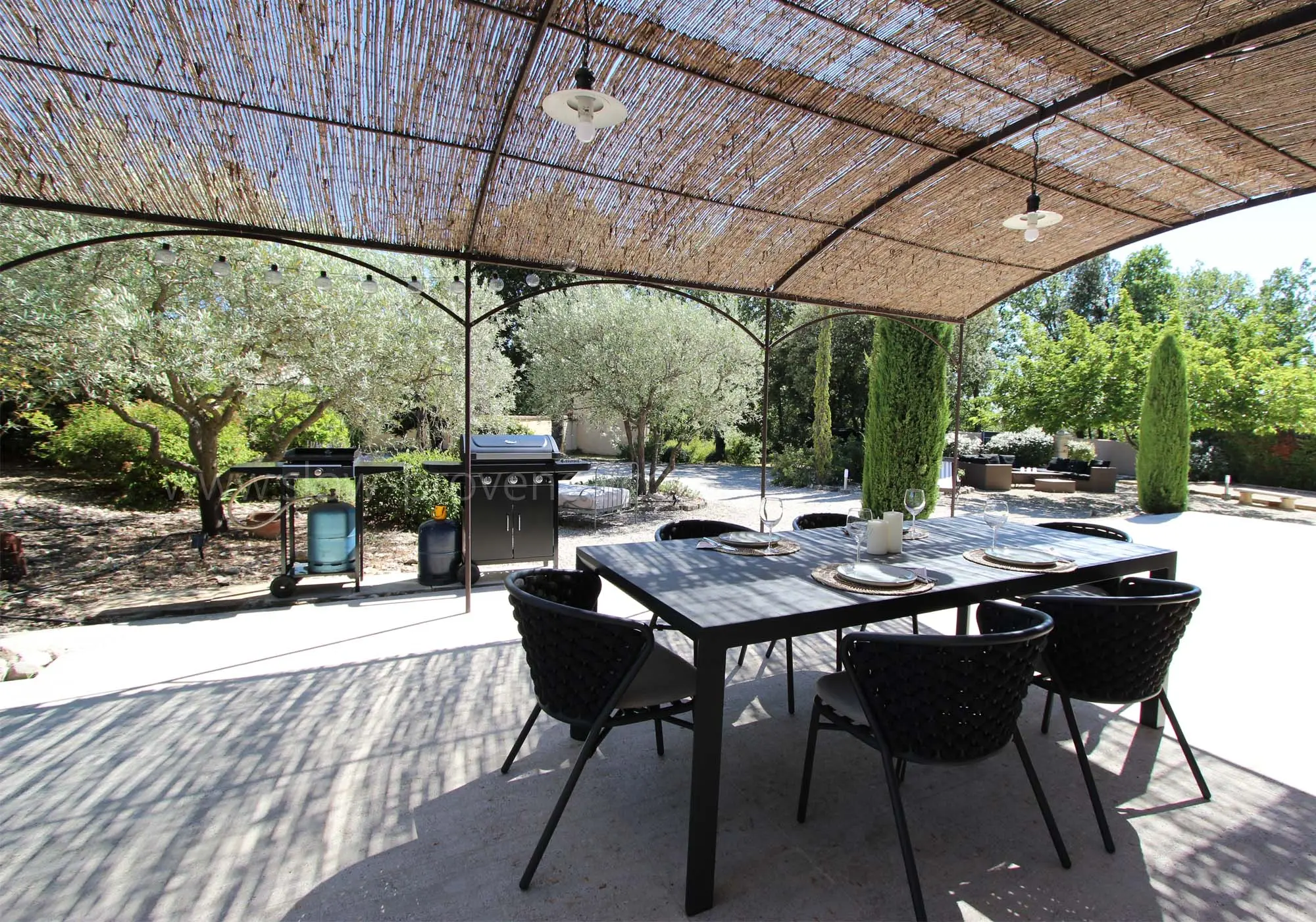 Mit Grillmöglichkeit und Blick auf den Garten
