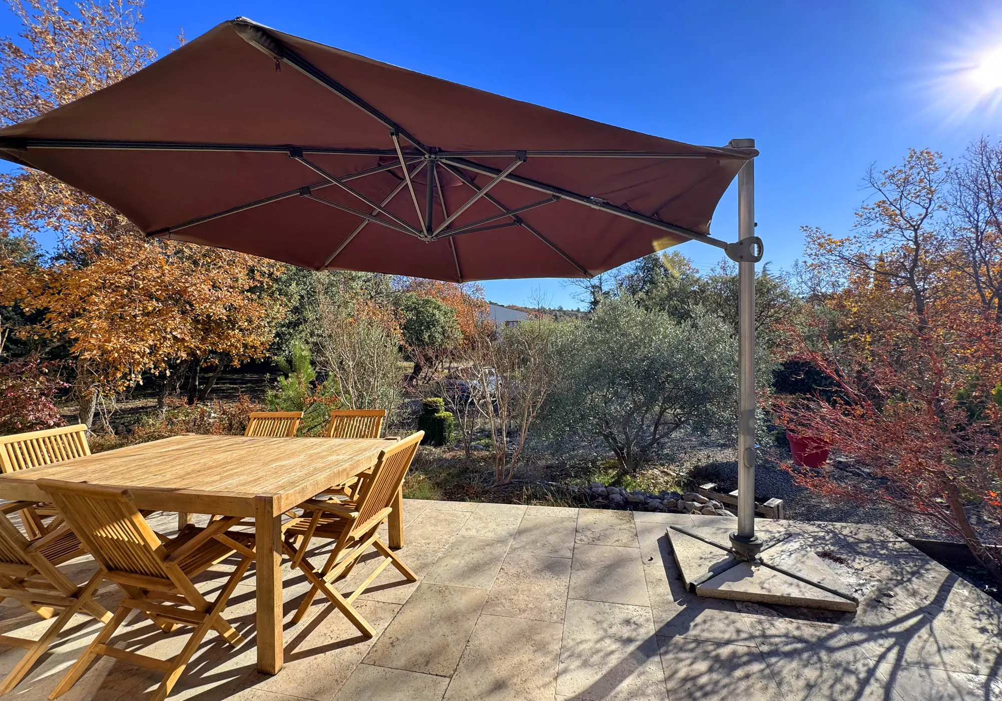 Grande terrasse devant la maison