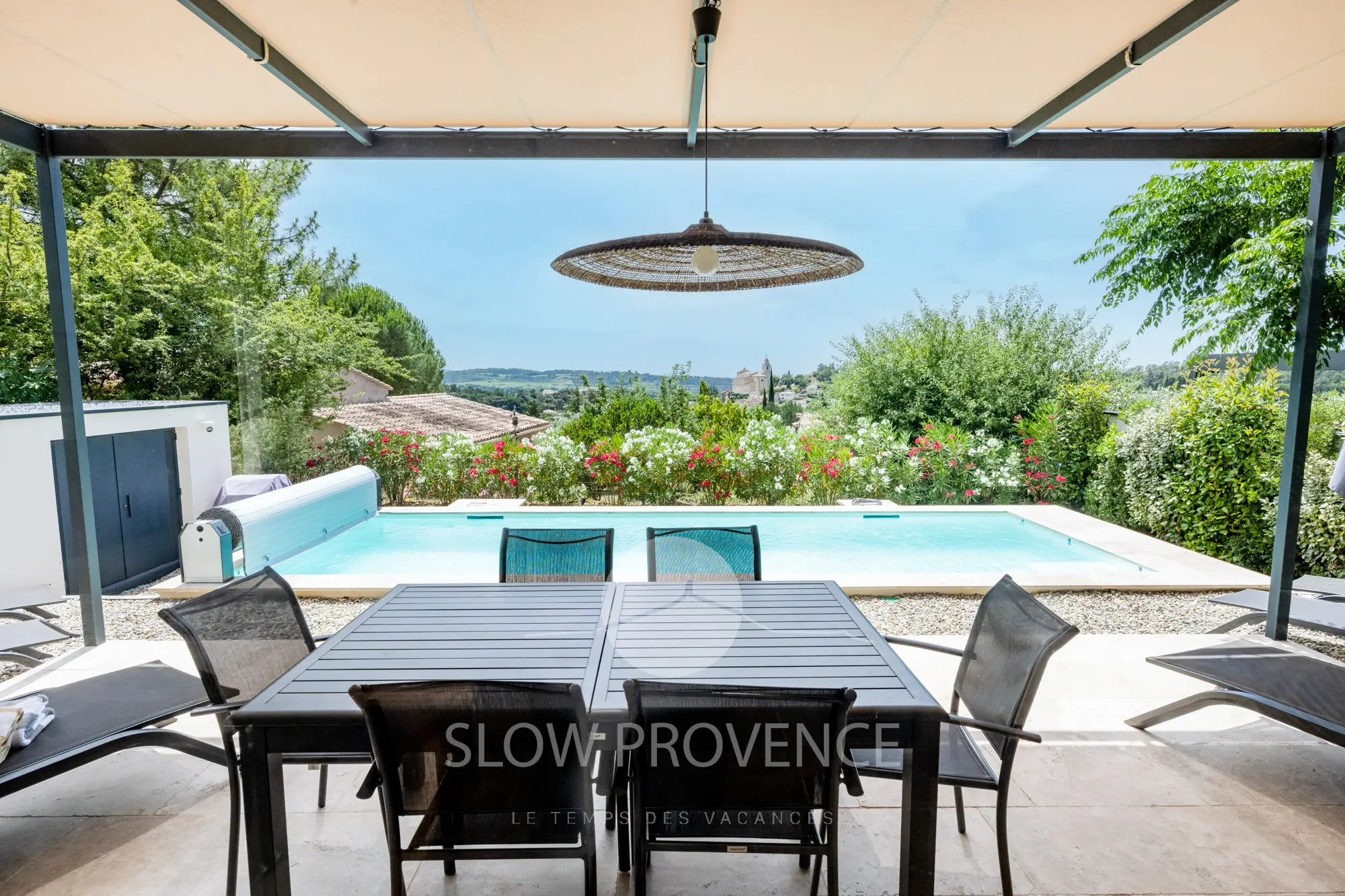 Terrasse couverte pour les repas à l'extérieur