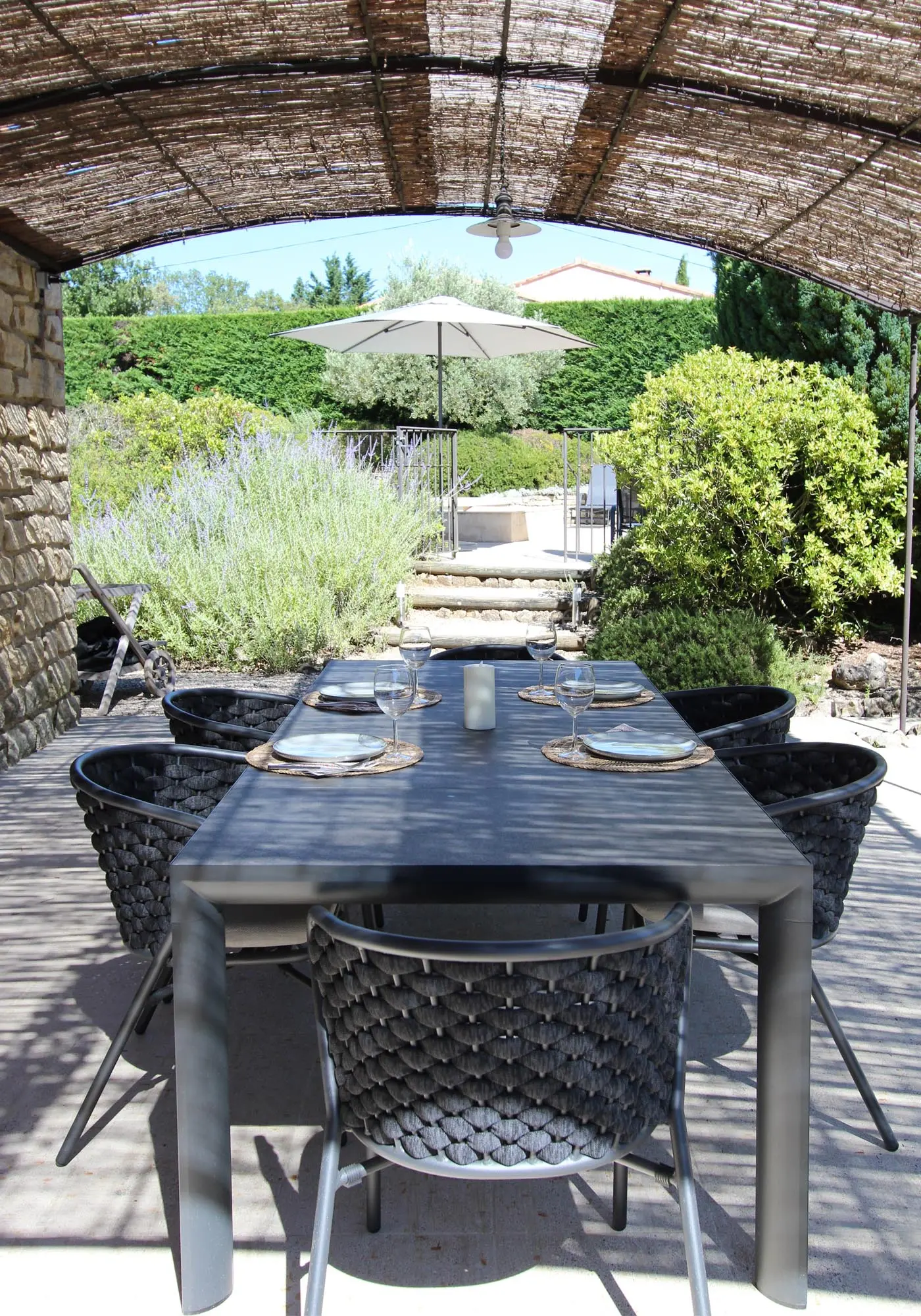 Eine große, schattige Terrasse