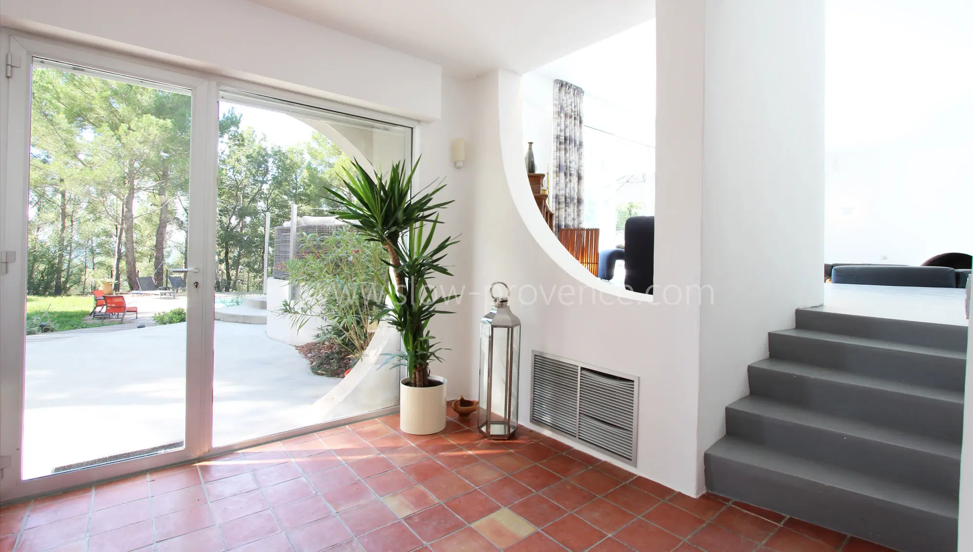 Entree met toegang tot de tuin