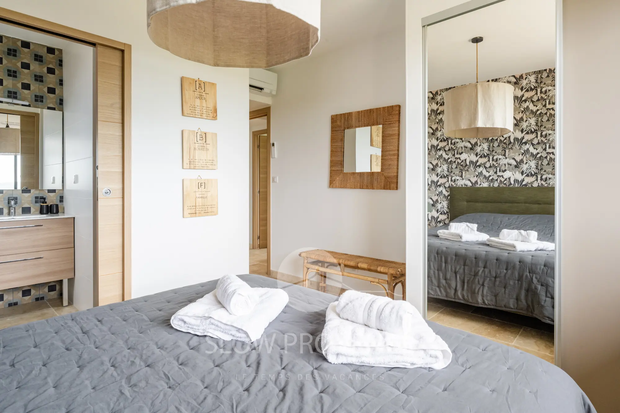 Chambre 2 avec sa salle de douche