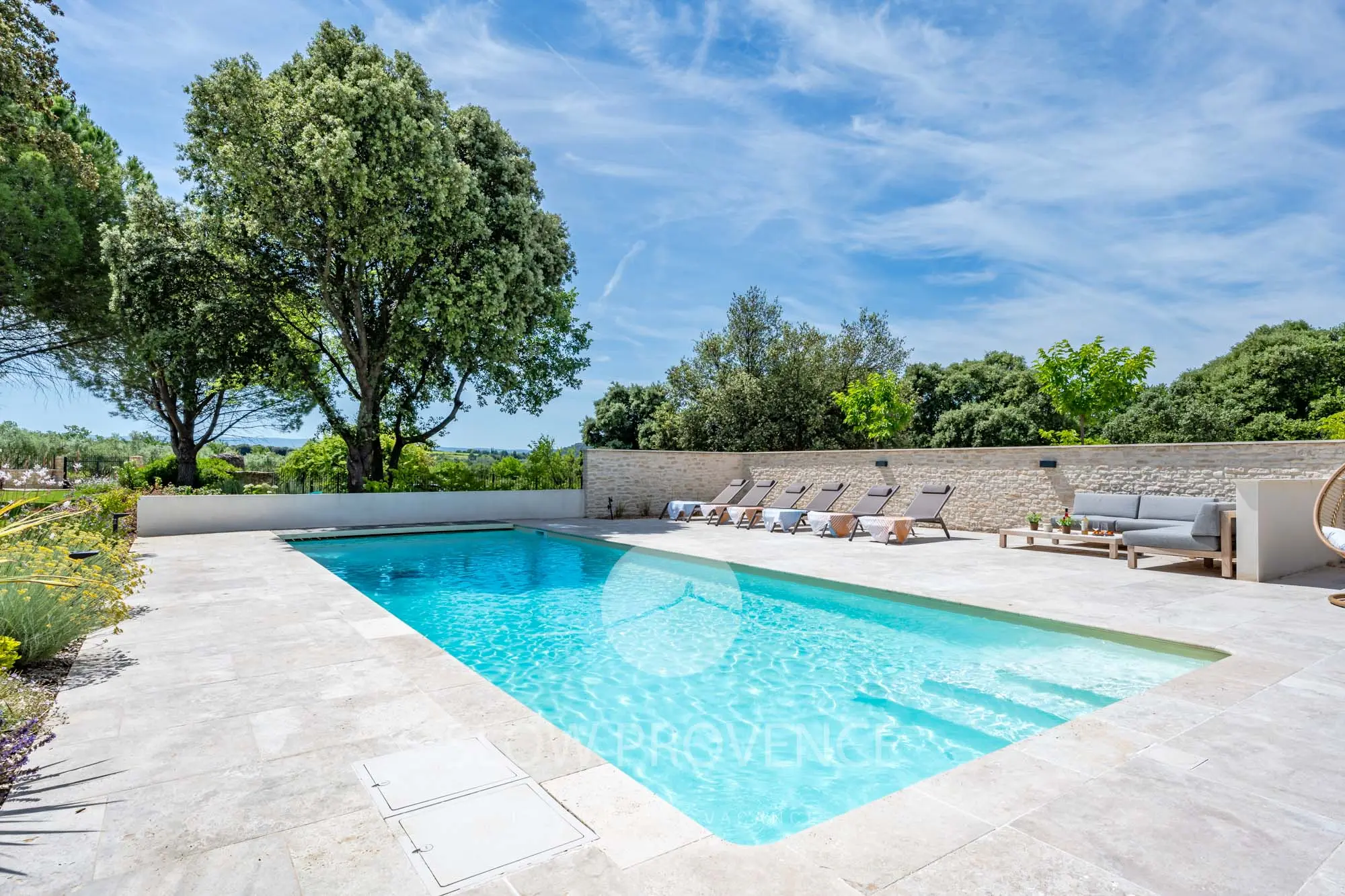 Großer Swimmingpool, ideal für Familienzeit