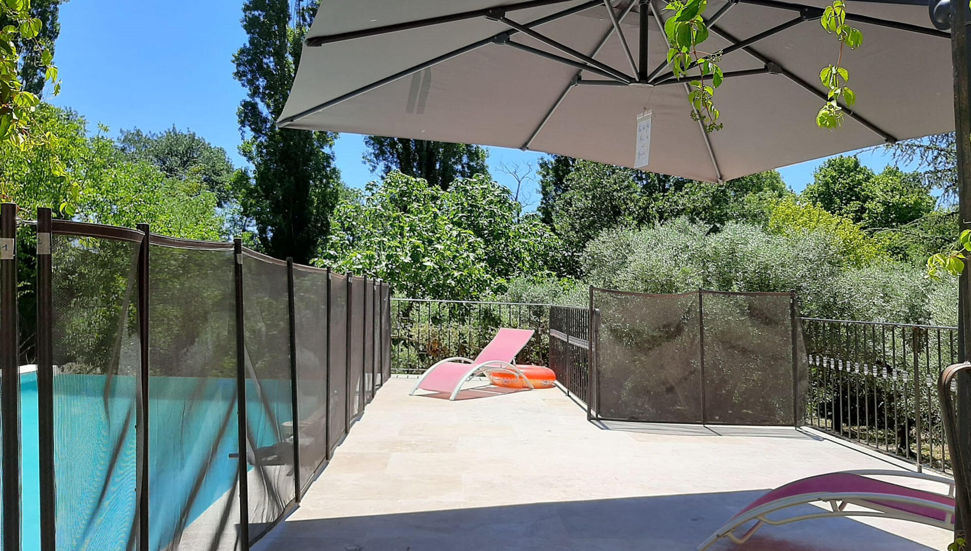 A removable pool fence