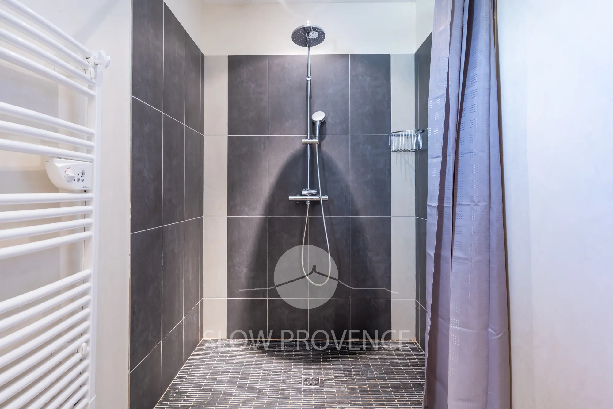 Bathroom of bedroom 4 - shower