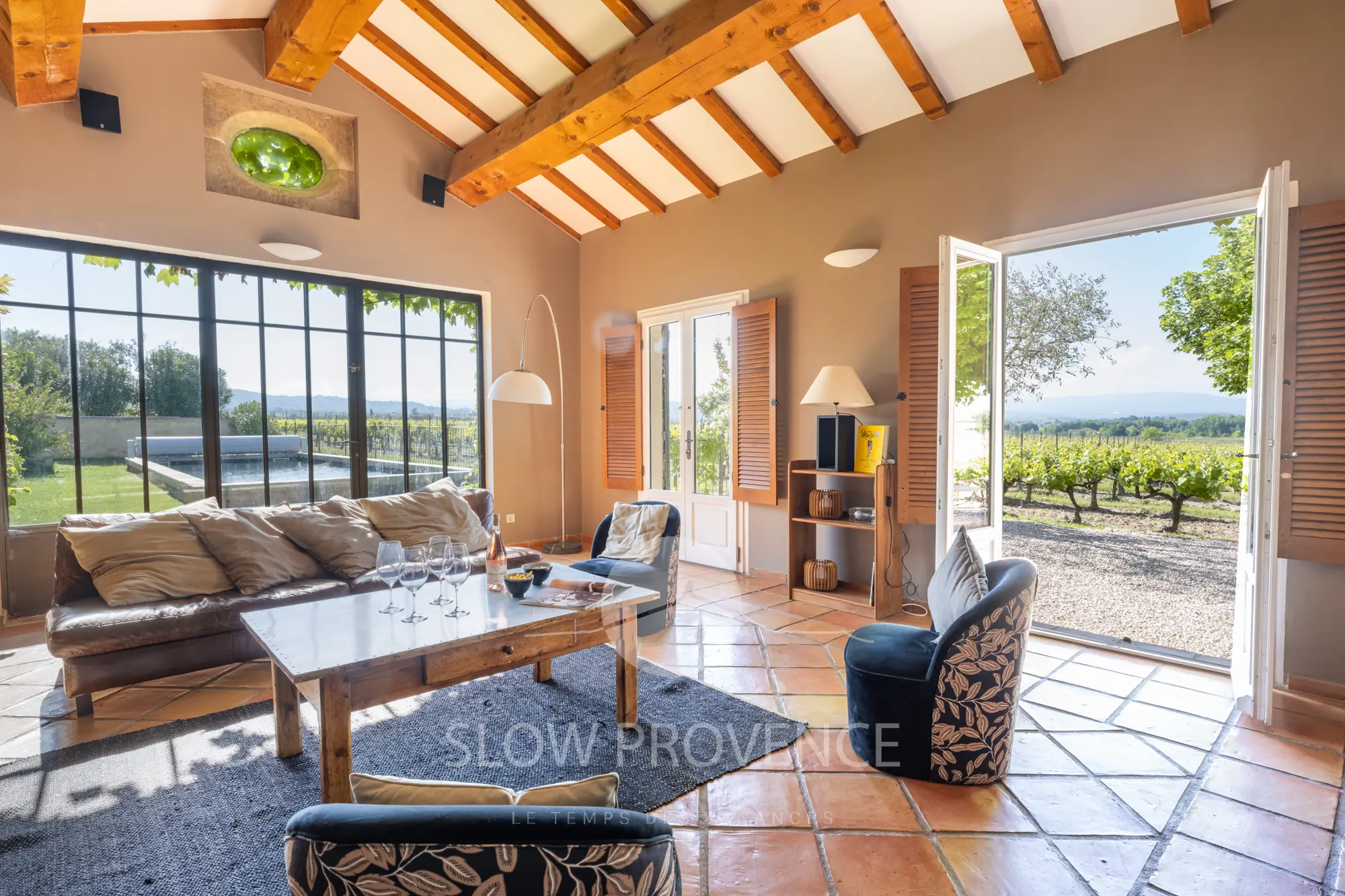 Bel espace de vie lumineux et chaleureux