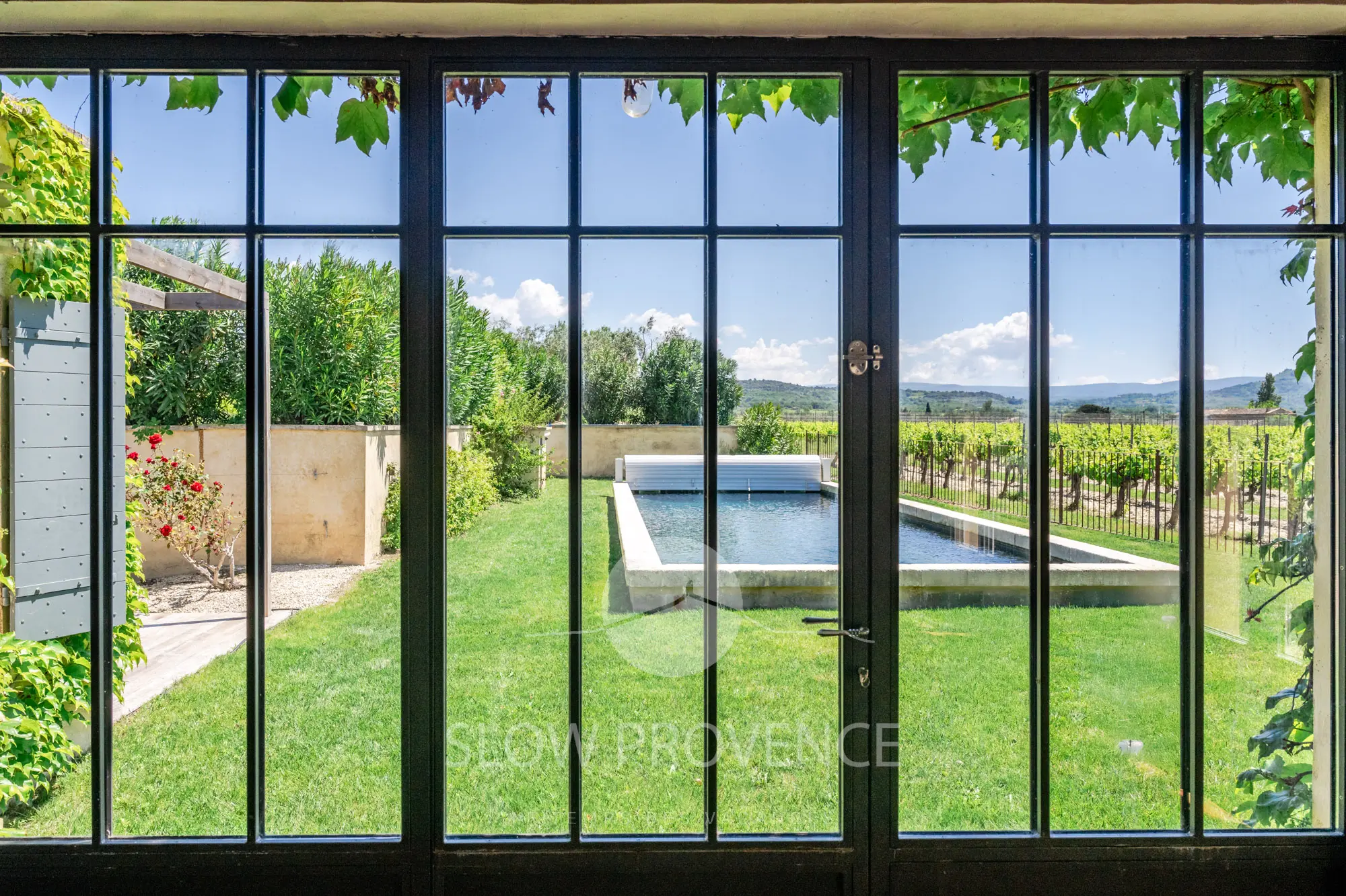 Avec vue sur la piscine