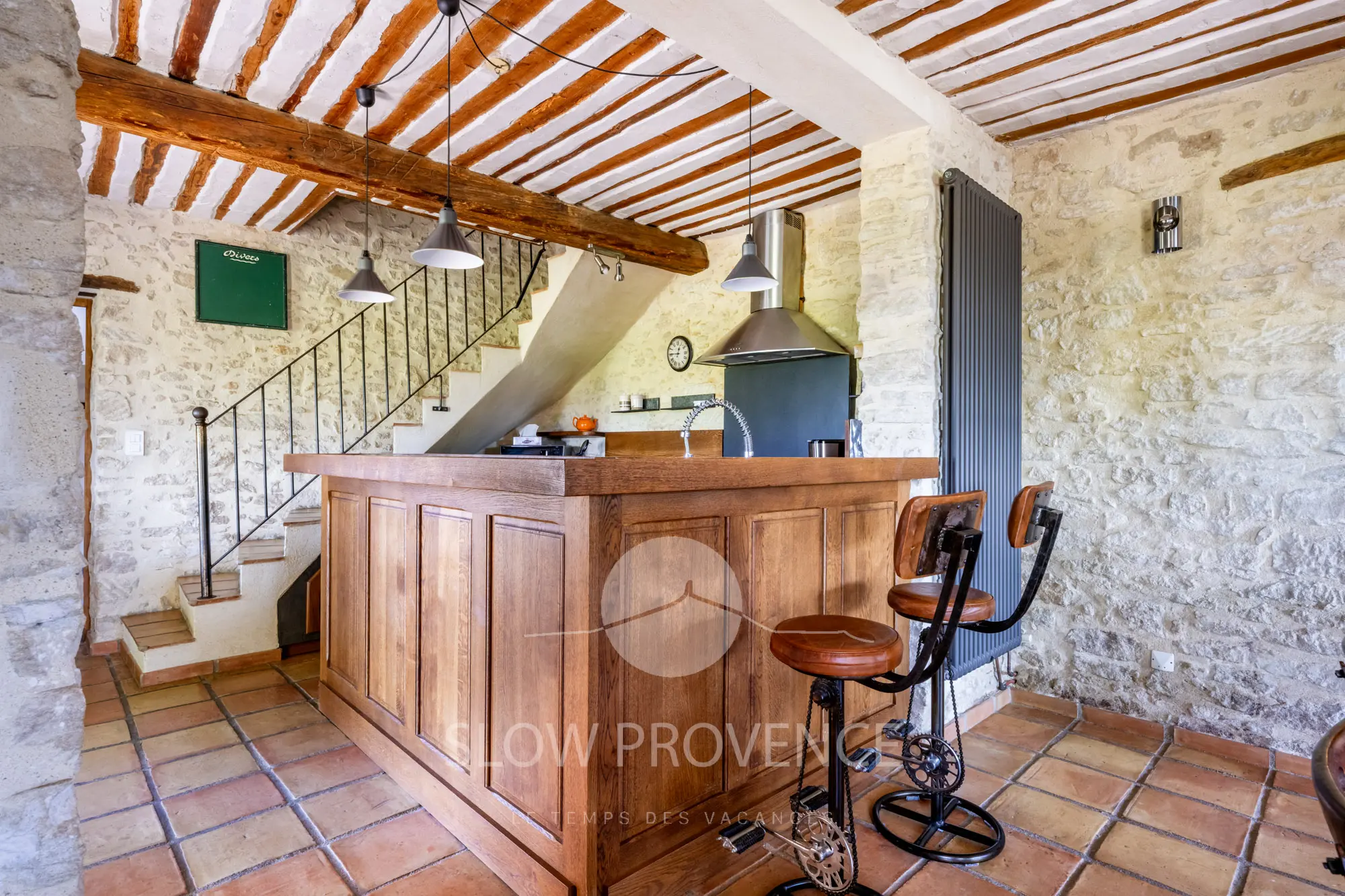 Cuisine comptoir aux poutres apparentes