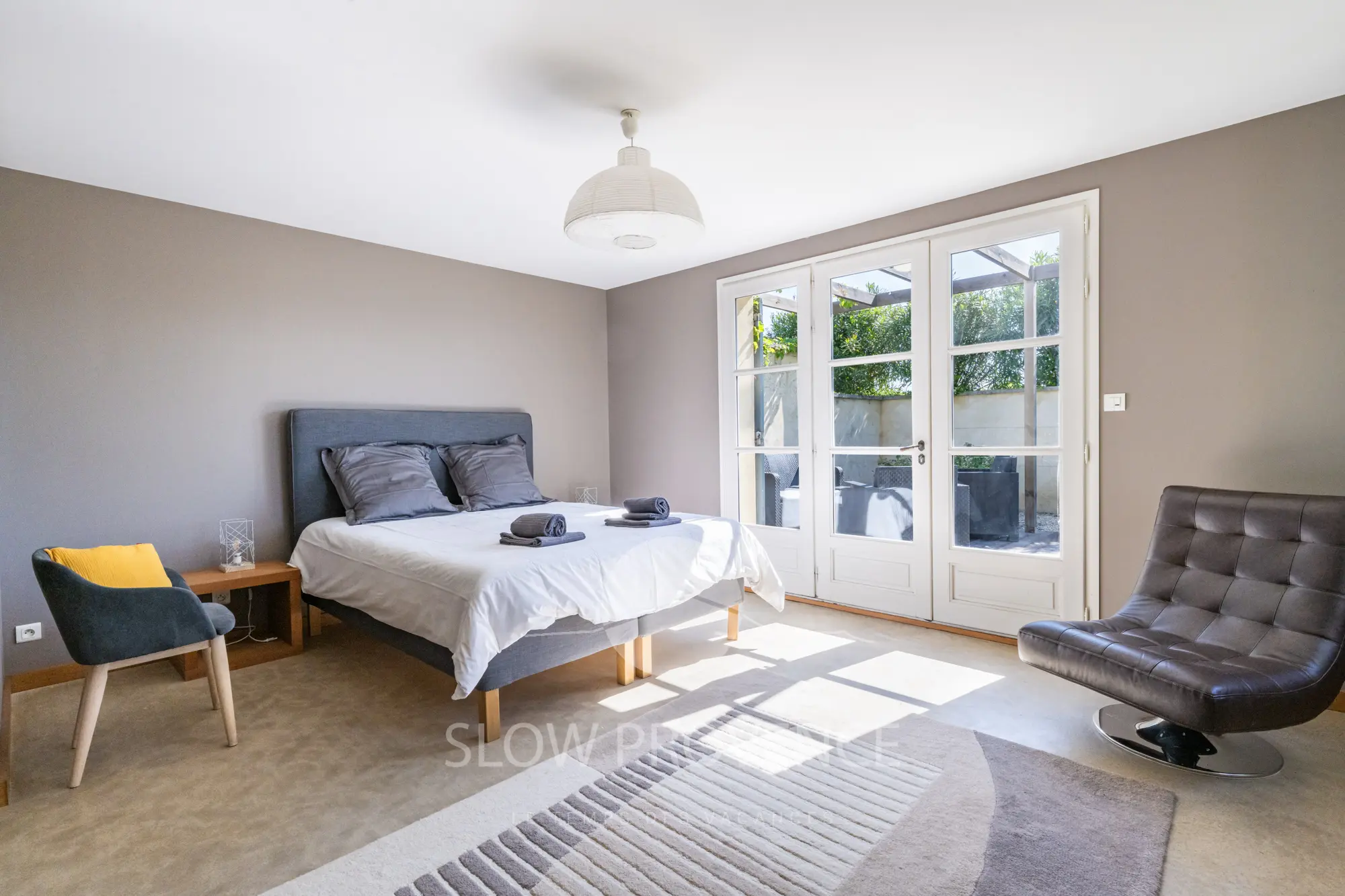 Chambre parentale avec accès piscine