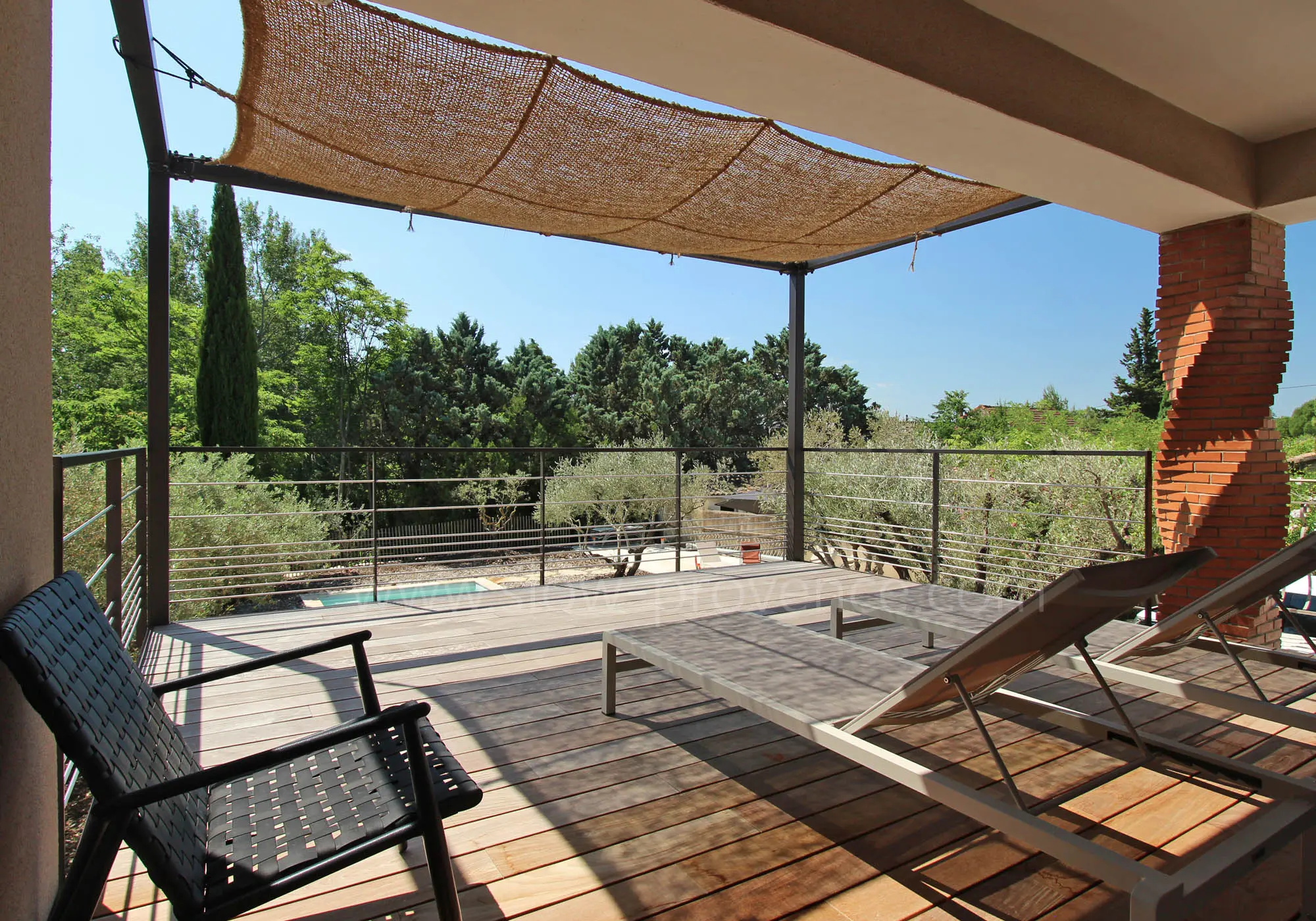 Een zwevend terras, beschaduwd door een pergola.