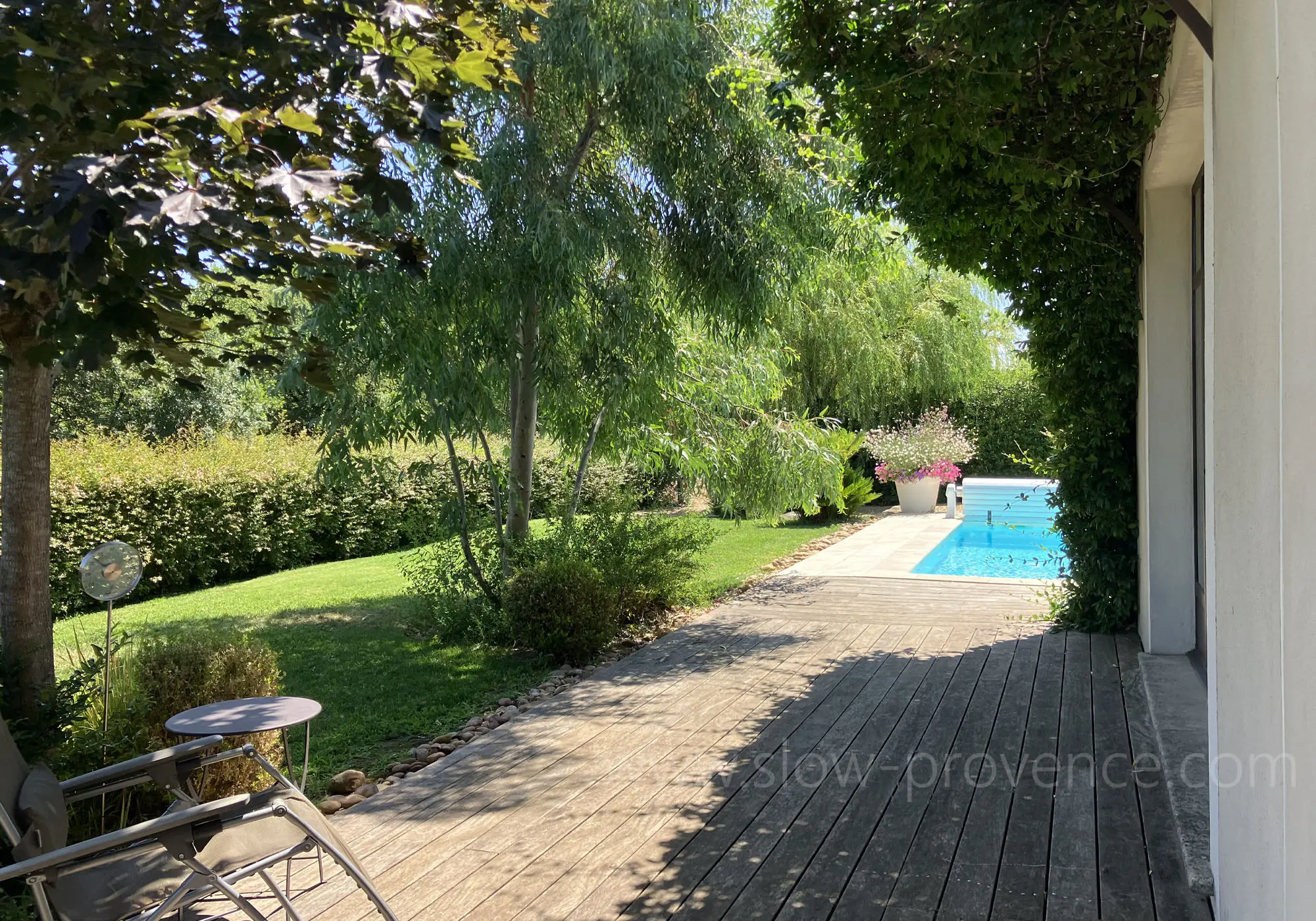 Une jolie terrasse menant à la piscine