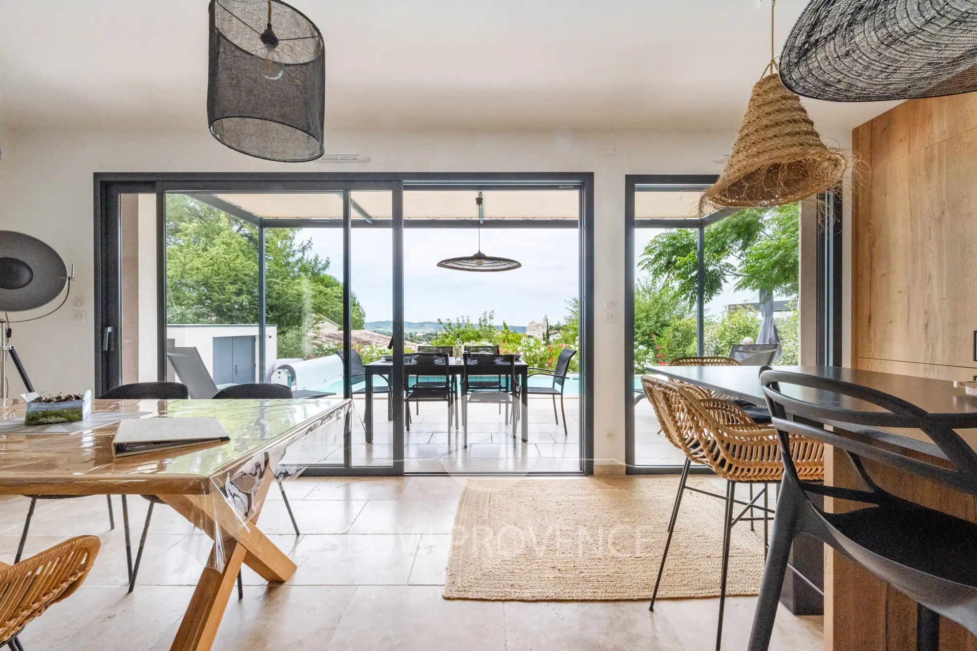 Entrée sur une grande pièce de vie