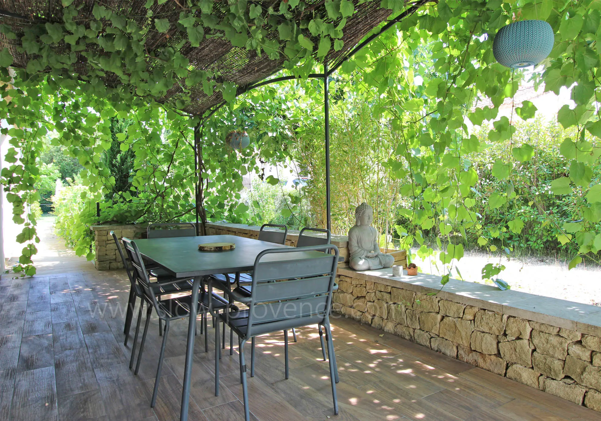 Schaduwrijk terras met barbecue en plancha