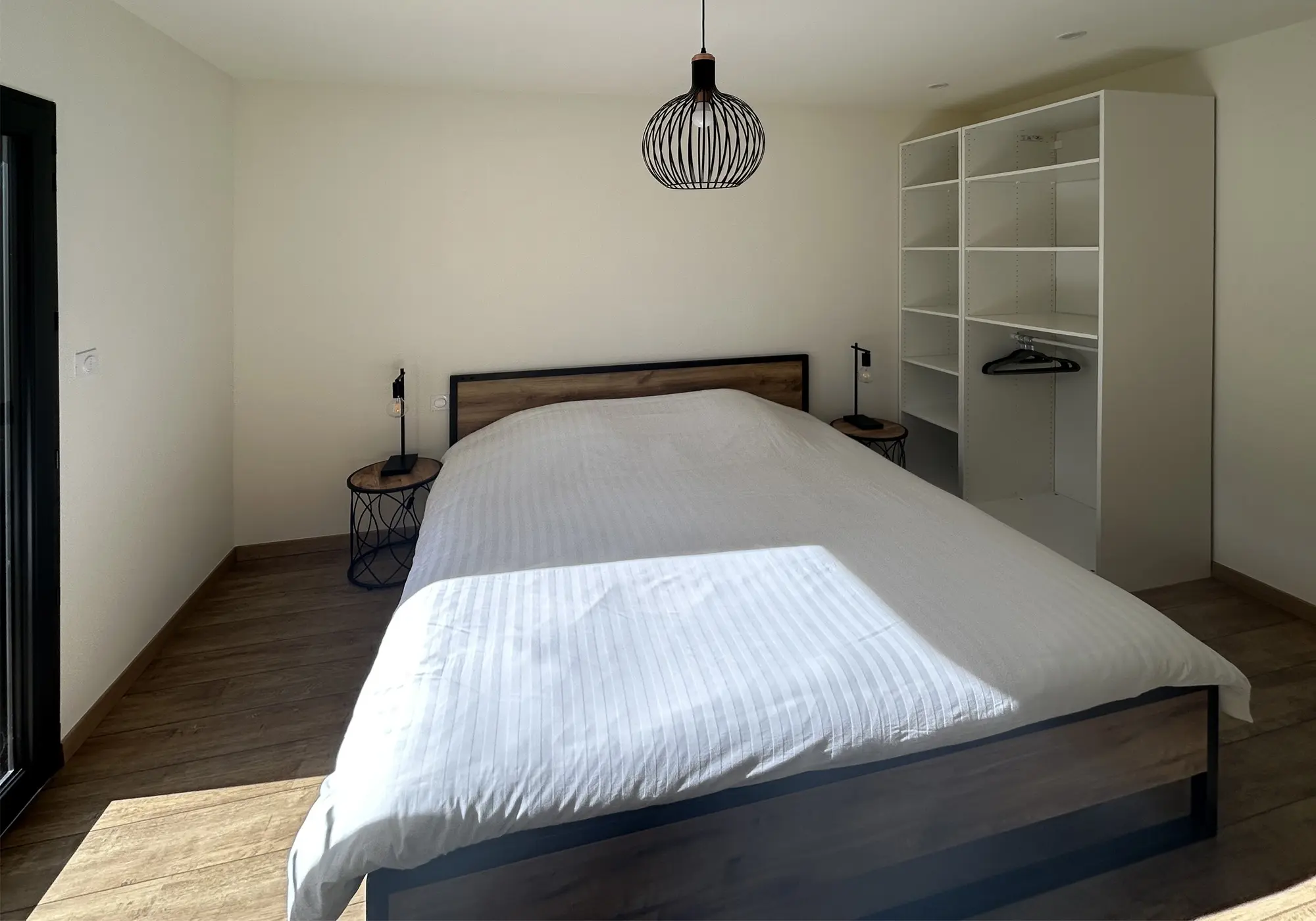 Chambre 1 avec accès jardin et salle de douche privative