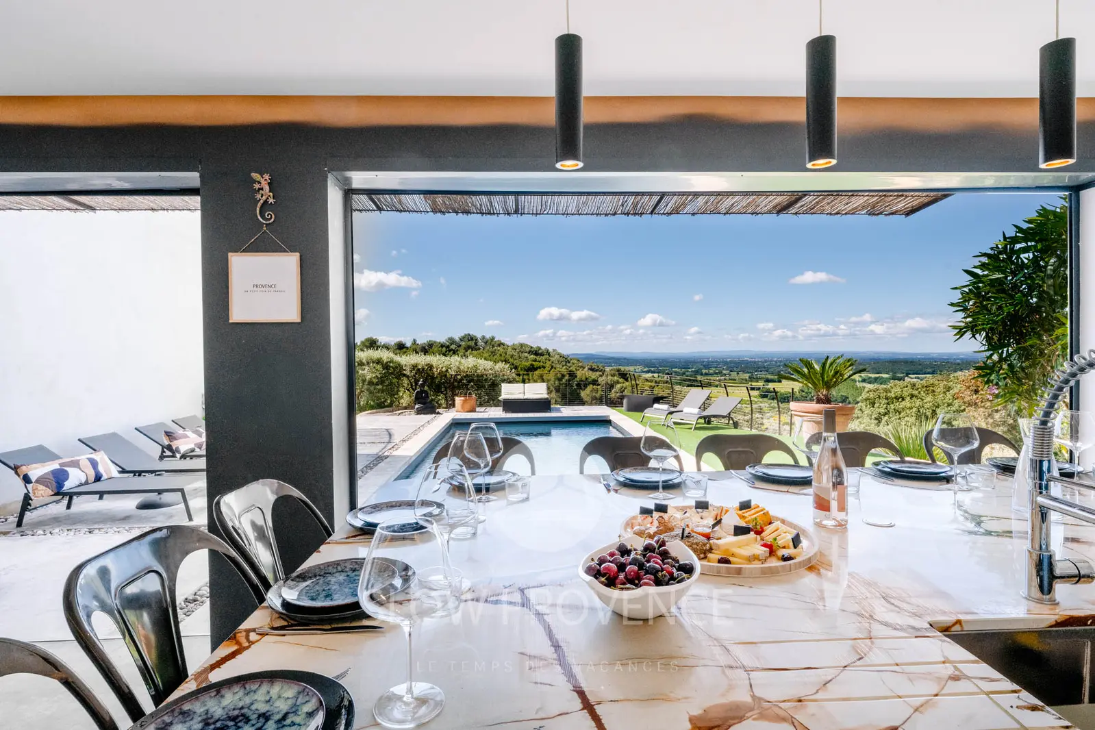 Déjeuner à l'ombre face à la piscine et la vue