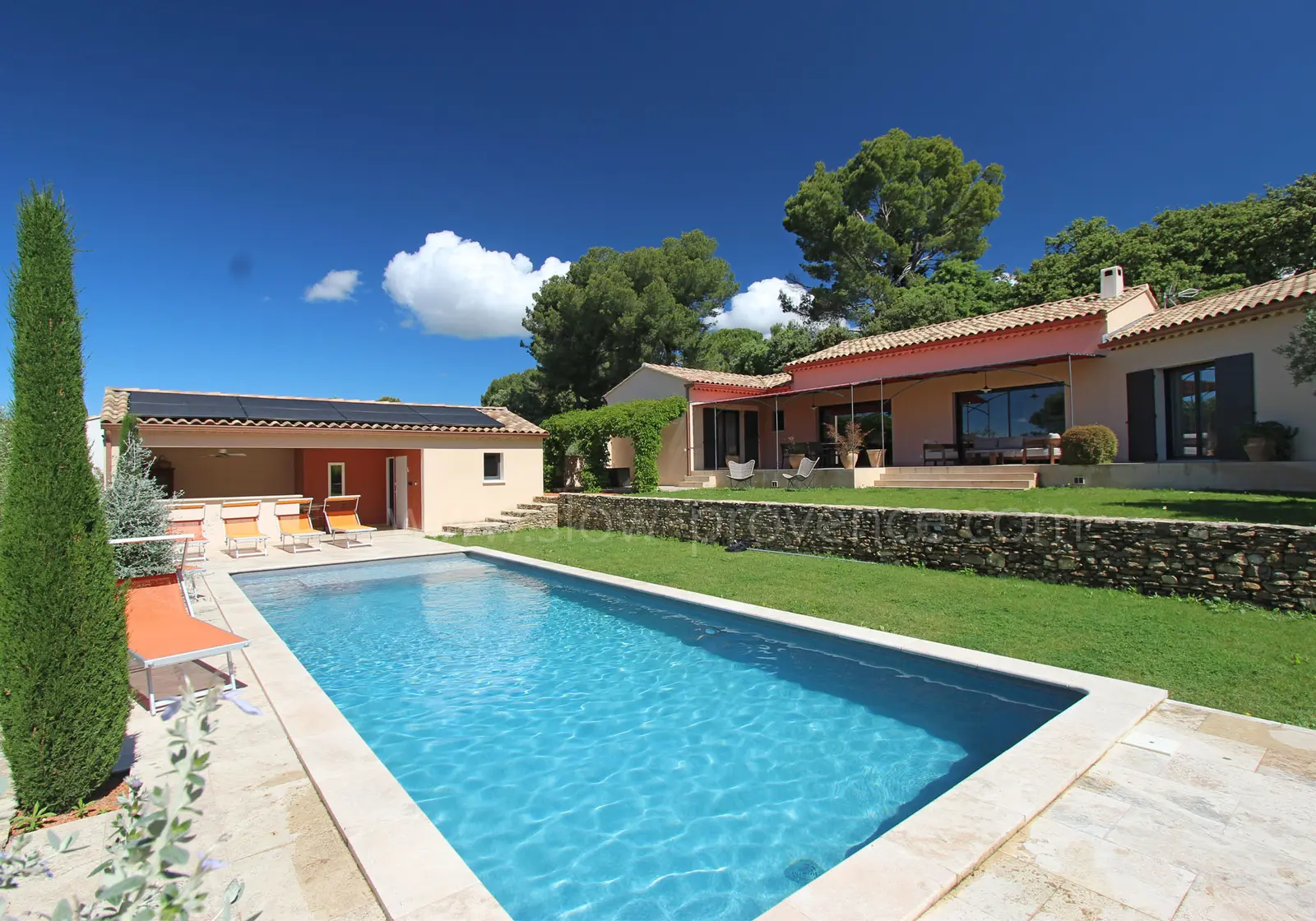 Zwembad met poolhouse