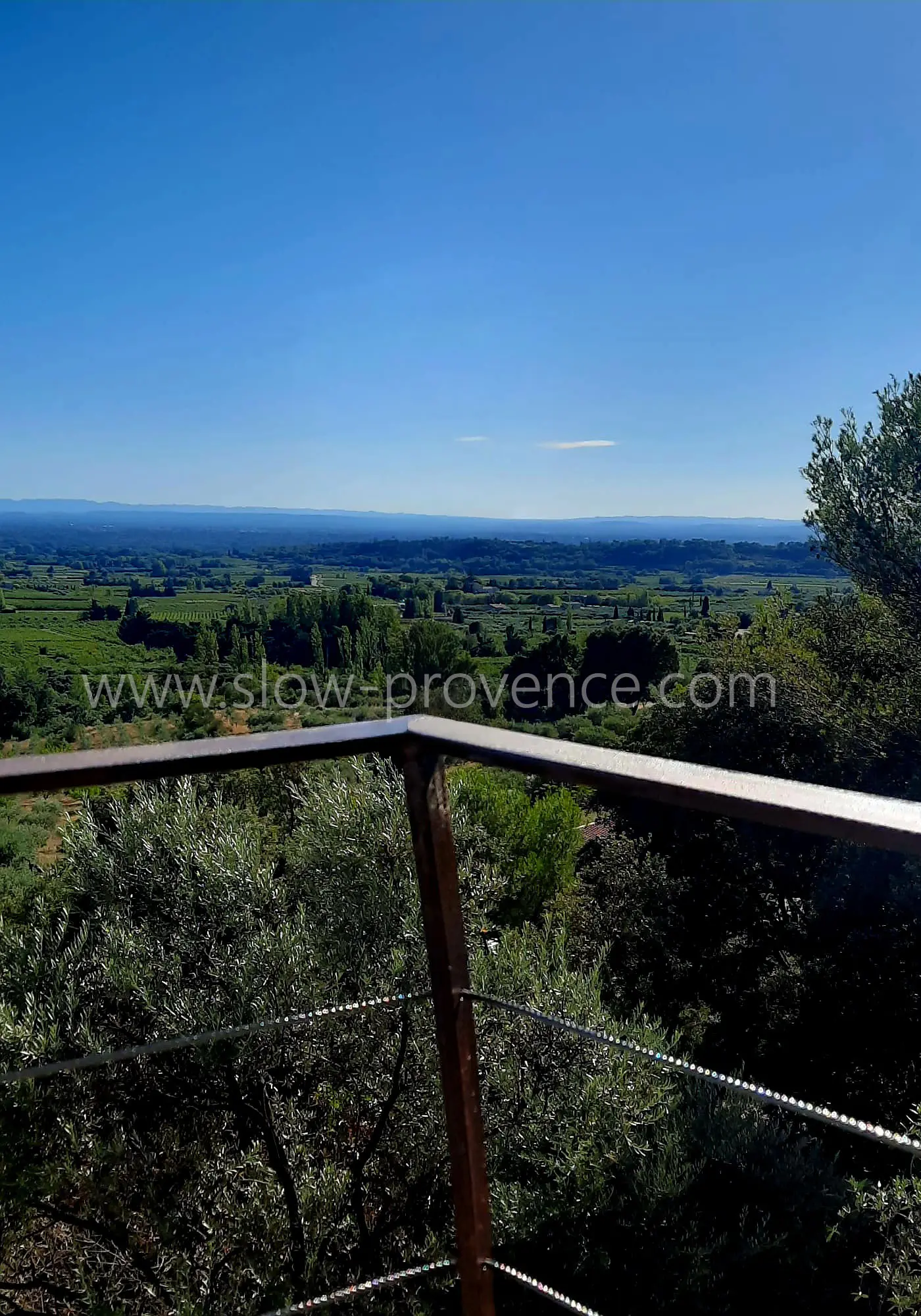 Uitzicht over de vallei vanuit het zwembad.