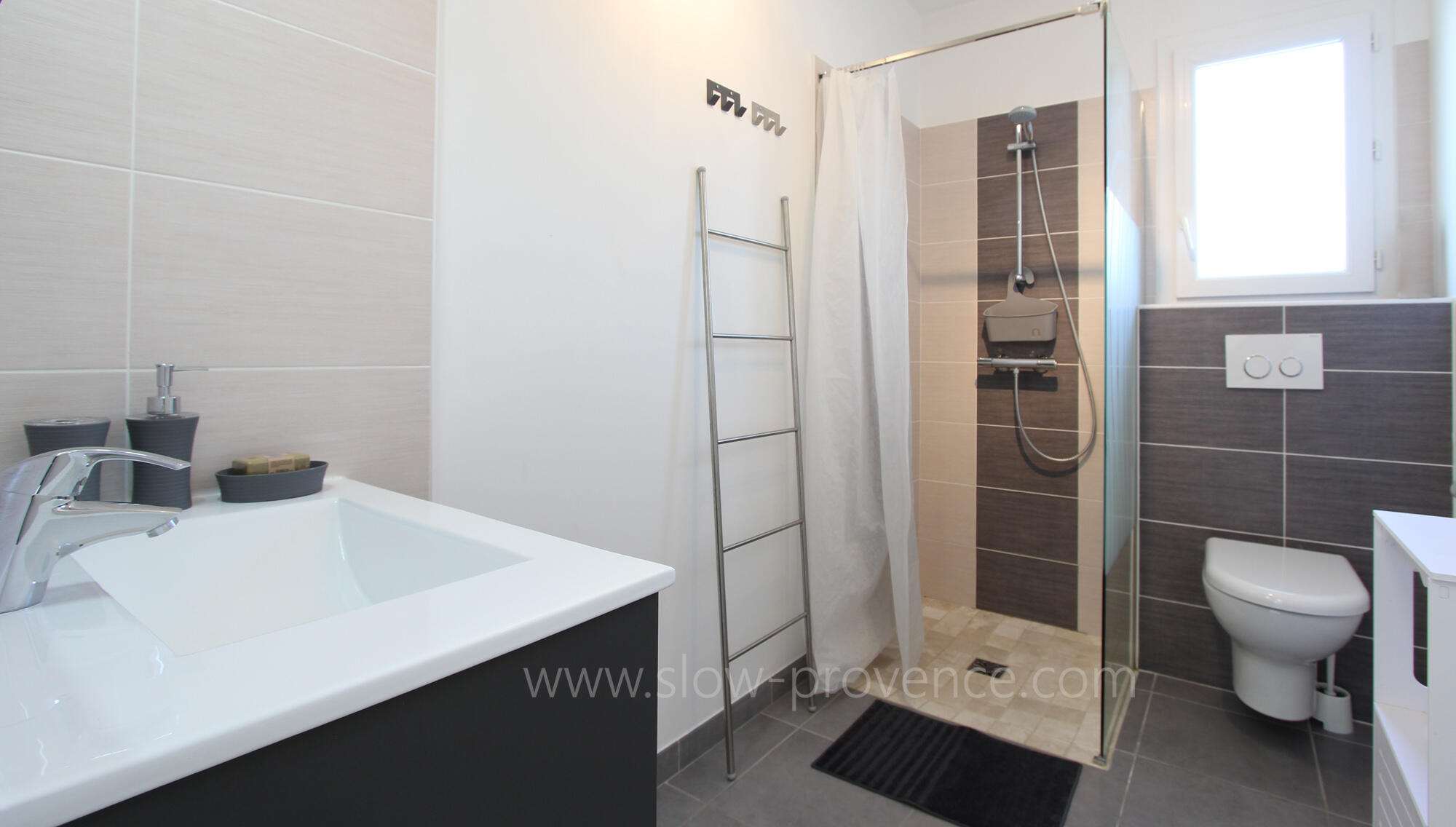 Shared bathroom for Bedrooms 1-2
