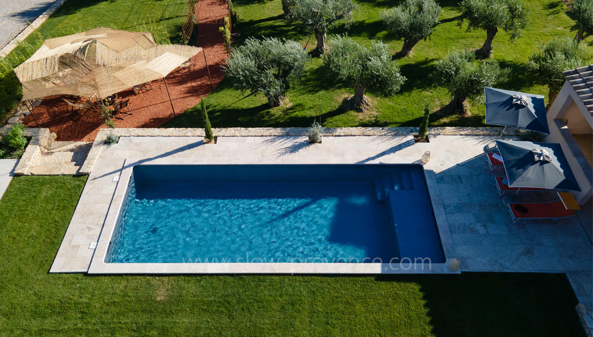Villa with private and heated swimming-pool