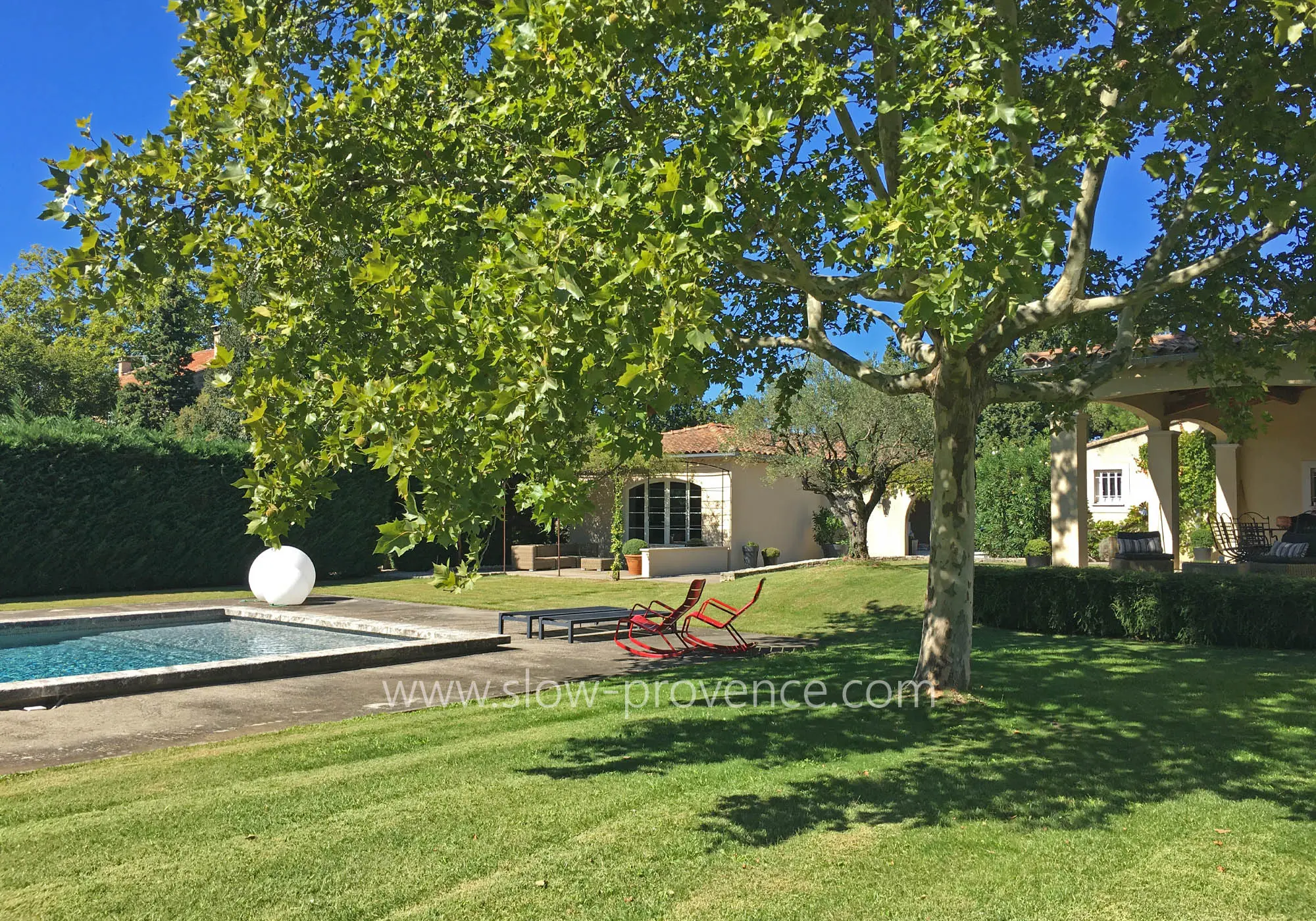 With an adjoining studio for larger groups