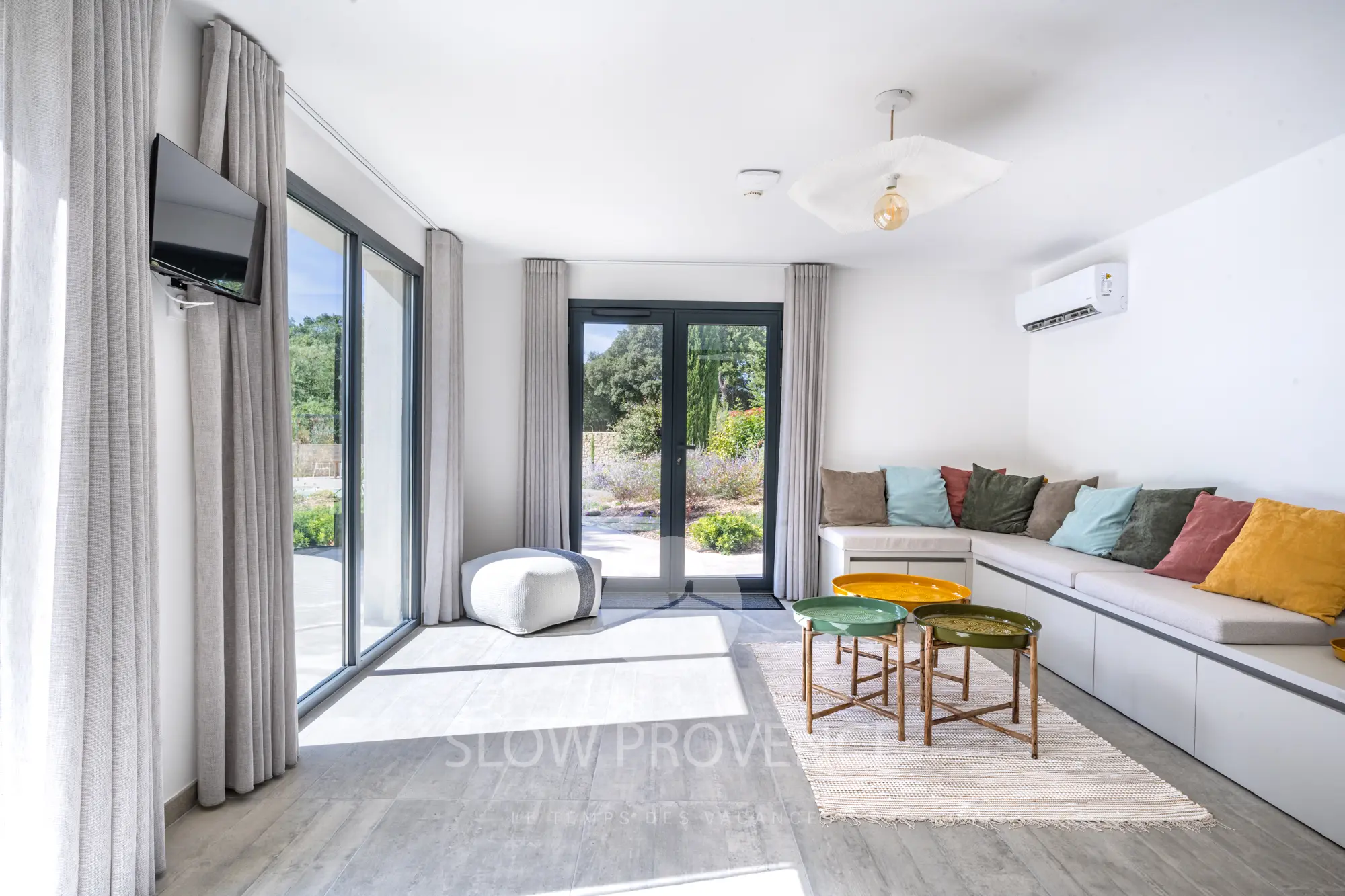 Second living room with access to the outside