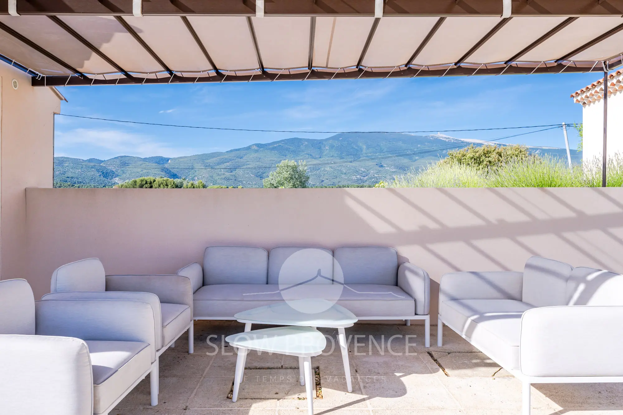 Salon de jardin avec le Mont Ventoux en toile de fond