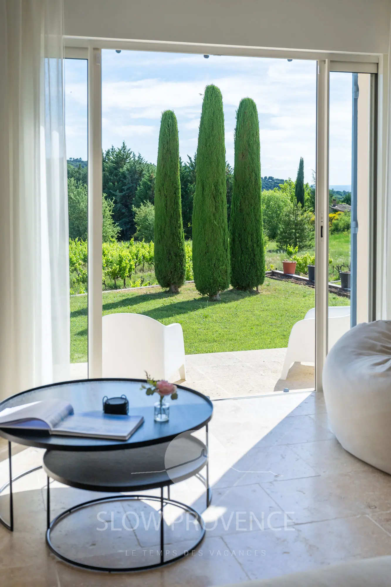 Le séjour s'ouvre sur le jardin verdoyant