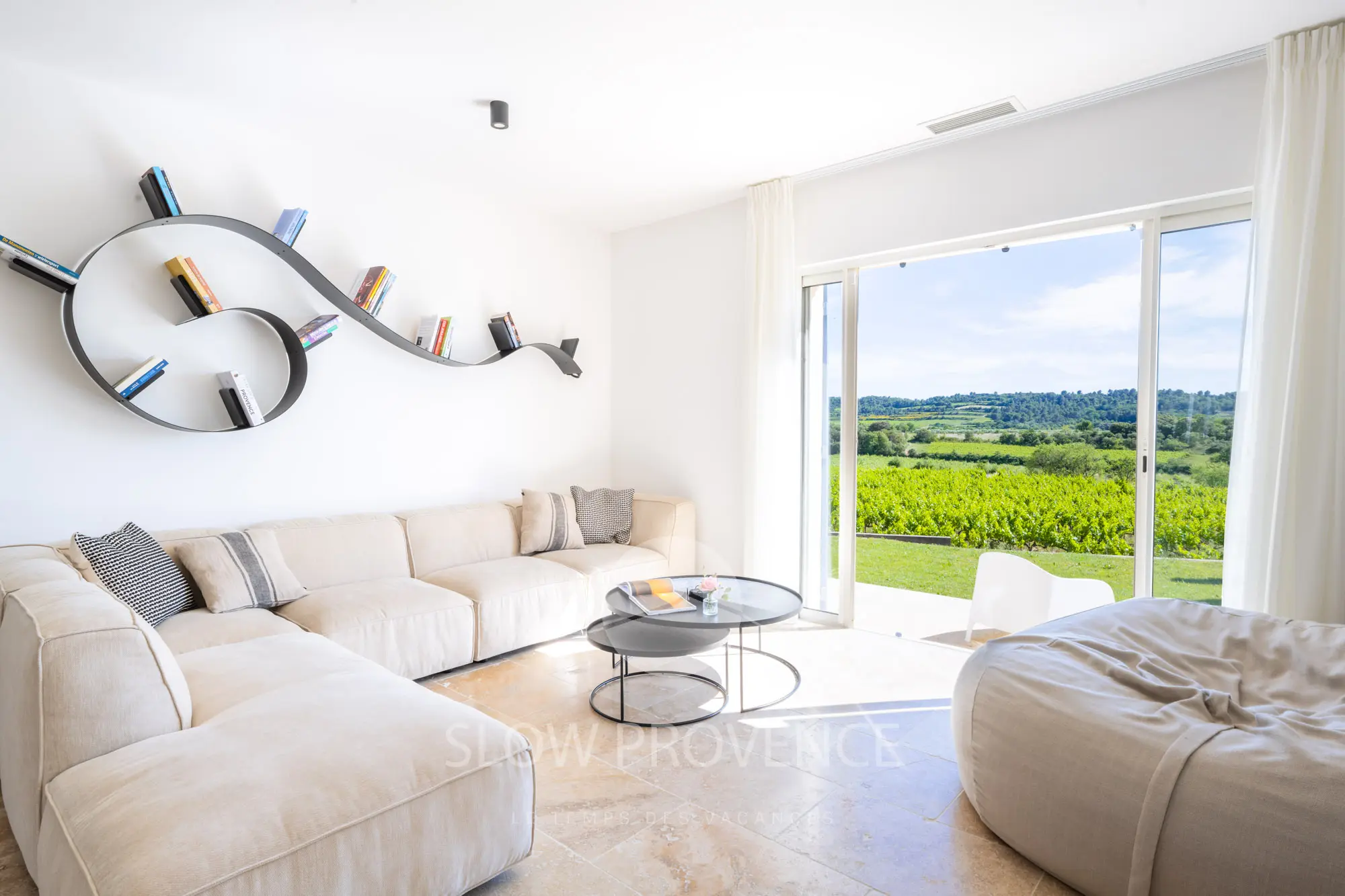 Salon avec une vue imprenable sur le jardin et les vignes