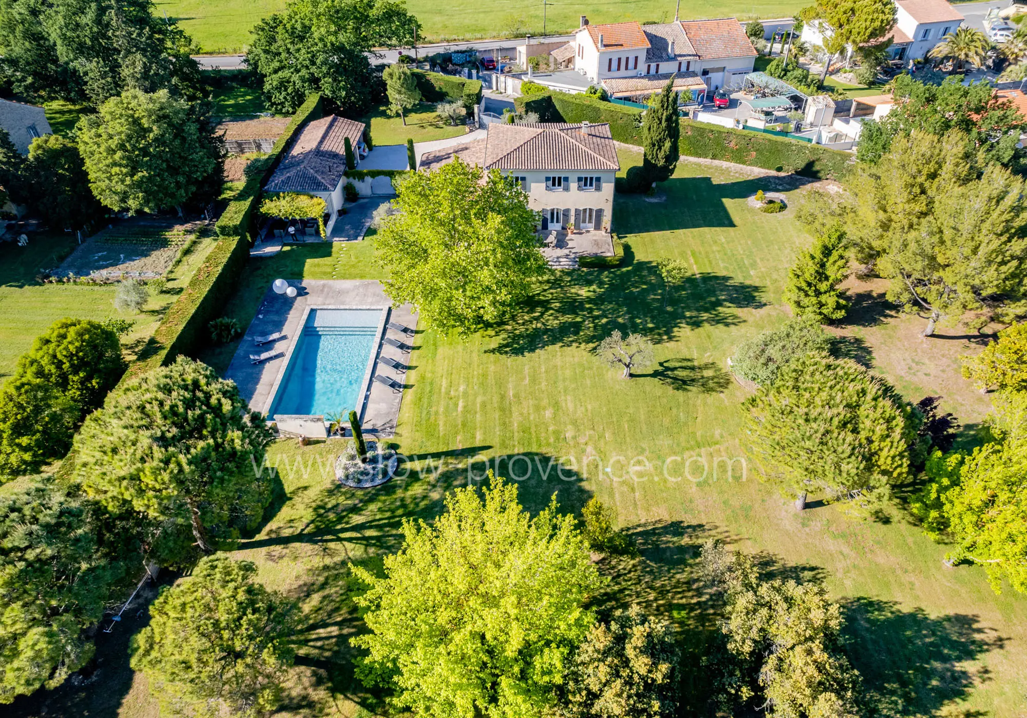 Superb house in the middle of a large garden